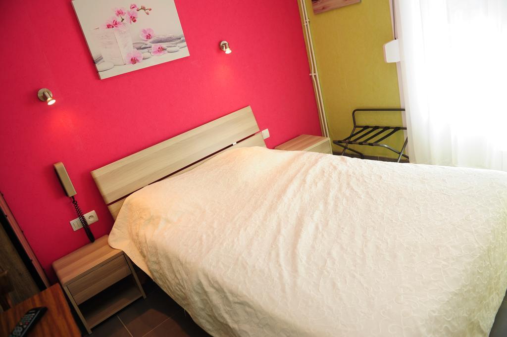 Logis Le Franco Belge Hotel Monthermé Quarto foto