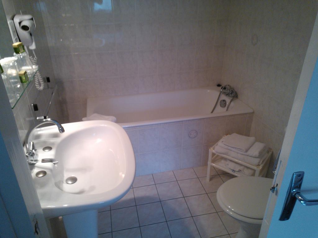 Logis Le Franco Belge Hotel Monthermé Quarto foto